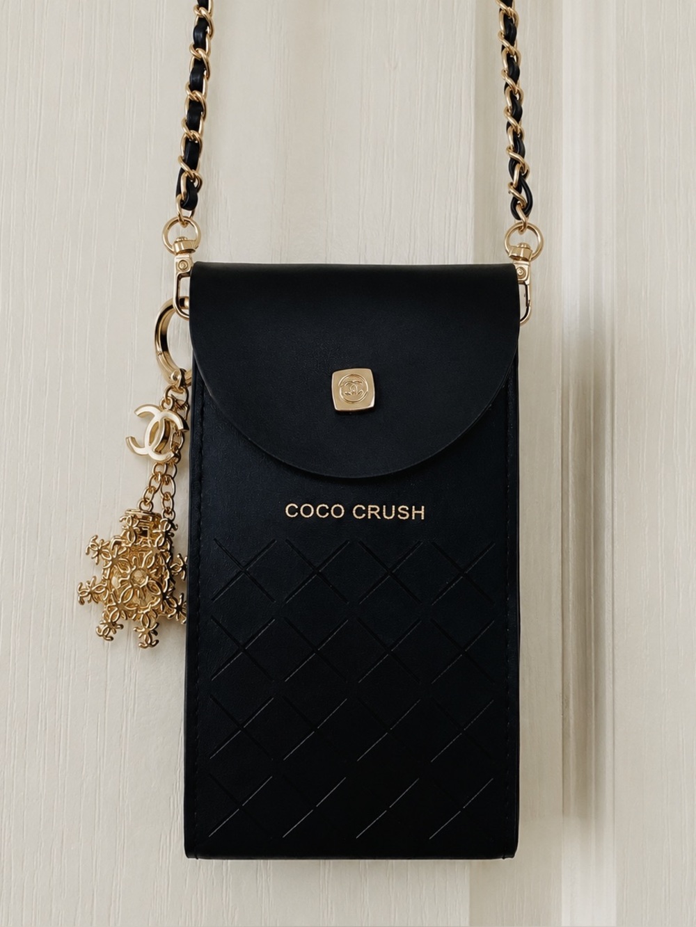 NIW CHANEL GWP Black Coco Crush faux learher Phone Case w/Gold Chain & NIB charm